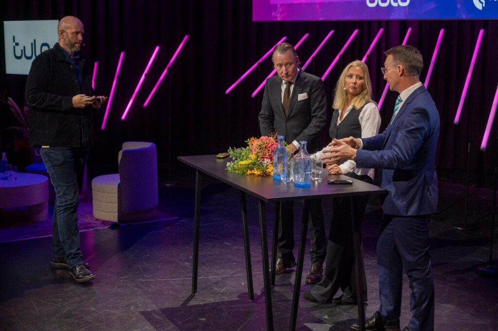 En paneldebatt på Tidskriftsdagen 2024 med Johan T Lindvall (Svensk Damtidning), Eva Burman (Dagens Arbete) och James Savage (The Local) om hur de lyckas konkurrera med större medieaktörer i sin nyhetsbevakning. Programledare Fredrik Wass. Foto: Anette Persson